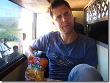Jonas äter sötstarka tomatchips på bussen.