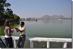Vår tuktukförare och guide, rekommenderad och fixad av Lalghat Guesthouse. Alla sjöar runt Udaipur är ihopkopplade, så om en svämmar över rinner det till de andra. Beroende på hur kraftigt monsunregnet är kan sjöarna ibland vara helt torrlagda (som förra året, enligt guiden). Så vi hade tur!