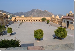 Borggården på Amber Palace i Jaipur. Här nere hade man hästarna, ett steg upp soldaterna och sedan det allmänna folket som kommit för att söka audiens hos kungen. Längst upp bodde kungen själv och hans drottningar.