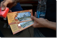 Biljetter, vatten och skoskydd - allt som behövs för att besöka Taj Mahal.