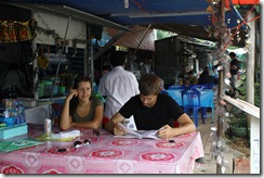 Vi käkade på ett billigt gatuhak vid norra spetsen av Koh Lanta.