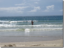 Maja badar bland de starka vågorna och strömmarna.