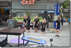 En barncirkusgrupp som gjorde ett uppträdande i centrala Brisbane.